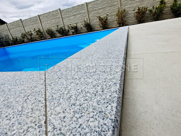 Bazénový lem z kamene Padang Crystal. Zakázkové kamenictví TONE OF STONE. Bazénový lem z kamene Padang Crystal. Zakázkové kamenictví TONE OF STONE.