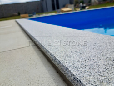 Kamenný obklad bazénu ze žuly Padang Crystal. Zakázkové kamenictví TONE OF STONE. Kamenný obklad bazénu ze žuly Padang Crystal. Zakázkové kamenictví TONE OF STONE.