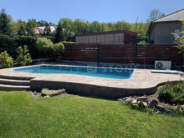 Obklad bazénu šedo-hnědým porfyrem. Kamenný bazénový obklad. Zakázkové kamenictví TONE OF STONE. Obklad bazénu šedo-hnědým porfyrem. Kamenný bazénový obklad. Zakázkové kamenictví TONE OF STONE.