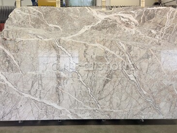 Deska přírodního mramoru Fior di Pesco. Zakázkové kamenictví TONE OF STONE. Deska přírodního mramoru Fior di Pesco. Zakázkové kamenictví TONE OF STONE.