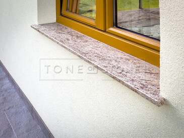 Parapet z kamene Shivakashi - Ivory Brown. Zakázkové kamenictví TONE OF STONE. Parapet z kamene Shivakashi - Ivory Brown. Zakázkové kamenictví TONE OF STONE.