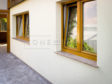 Kamenný venkovní parapet Shivakashi - Ivory Brown. Zakázkové kamenictví TONE OF STONE. Kamenný venkovní parapet Shivakashi - Ivory Brown. Zakázkové kamenictví TONE OF STONE.