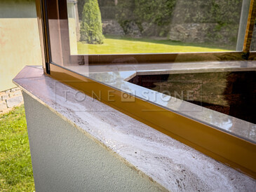 Venkovní parapety z kamene Shivakashi - Ivory Brown. Zakázkové kamenictví TONE OF STONE. Venkovní parapety z kamene Shivakashi - Ivory Brown. Zakázkové kamenictví TONE OF STONE.