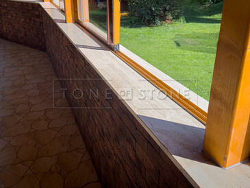 Kamenné parapety o pergoly z kamene Travertino Romano Classico. Zakázkové kamenictví TONE OF STONE. Kamenné parapety o pergoly z kamene Travertino Romano Classico. Zakázkové kamenictví TONE OF STONE.