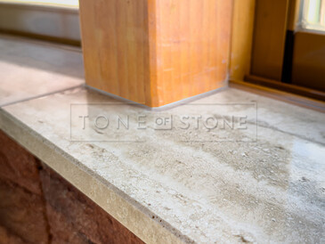 Detail travertinového parapetu. Zakázkové kamenictví TONE OF STONE. Detail travertinového parapetu. Zakázkové kamenictví TONE OF STONE.