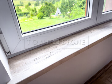 Kamenný parapet z travertinu Travertino Romano Classico. Zakázkové kamenictví TONE OF STONE. Kamenný parapet z travertinu Travertino Romano Classico. Zakázkové kamenictví TONE OF STONE.