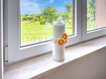 Vnitřní kamenné parapety z přírodního travertinu Travertino Romano Classico. Zakázkové kamenictví TONE OF STONE. Vnitřní kamenné parapety z přírodního travertinu Travertino Romano Classico. Zakázkové kamenictví TONE OF STONE.