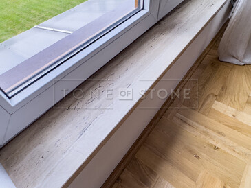 Interiérové parapety Travertino Romano Classico. Zakázkové kamenictví TONE OF STONE. Interiérové parapety Travertino Romano Classico. Zakázkové kamenictví TONE OF STONE.