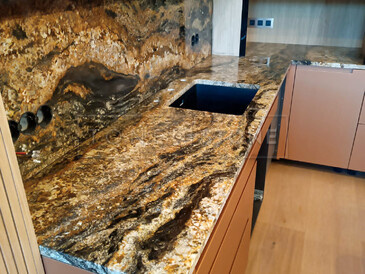 Netradiční kuchyňská deska z přírodní žuly Magma Gold. Zakázkové kamenictví TONE OF STONE Netradiční kuchyňská deska z přírodní žuly Magma Gold. Zakázkové kamenictví TONE OF STONE