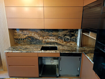 Černá kuchyňská pracovní linka se zlatými žílami - exkluzivní žula Magma Gold. Zakázkové kamenictví TONE OF STONE Černá kuchyňská pracovní linka se zlatými žílami - exkluzivní žula Magma Gold. Zakázkové kamenictví TONE OF STONE