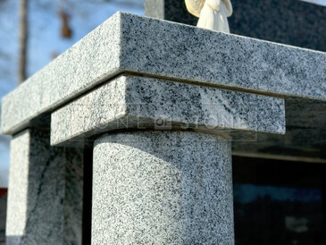 Moderní hrobka z přírodního kamene. Zakázková výroba TONE OF STONE. Moderní hrobka z přírodního kamene. Zakázková výroba TONE OF STONE.