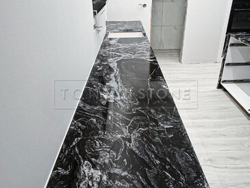 Kuchyňská pracovní deska z přírodní žuly Black Forest. Zakázkové kamenictví TONE OF STONE. Kuchyňská pracovní deska z přírodní žuly Black Forest. Zakázkové kamenictví TONE OF STONE.