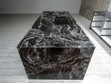 Kuchyňský pracovní ostrůvek z přírodní žuly Black Forest. Zakázkové kamenictví TONE OF STONE. Kuchyňský pracovní ostrůvek z přírodní žuly Black Forest. Zakázkové kamenictví TONE OF STONE.