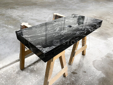 Kuchyňská pracovní deska z přírodní žuly Black Forest. Zakázkové kamenictví TONE OF STONE. Kuchyňská pracovní deska z přírodní žuly Black Forest. Zakázkové kamenictví TONE OF STONE.