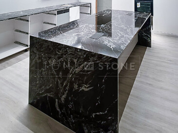 Kuchyňský pracovní ostrůvek z přírodní žuly Black Forest. Zakázkové kamenictví TONE OF STONE. Kuchyňský pracovní ostrůvek z přírodní žuly Black Forest. Zakázkové kamenictví TONE OF STONE.