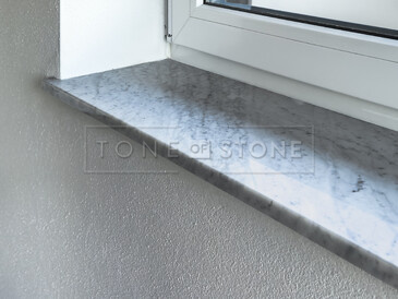 Moderní bílé parapety z kamene Bianco Carrara. Zakázkové kamenictví TONE OF STONE. Moderní bílé parapety z kamene Bianco Carrara. Zakázkové kamenictví TONE OF STONE.
