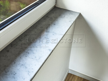 Parapety z bílého přírodního mramoru Bianco Carrara. Zakázkové kamenictví TONE OF STONE. Parapety z bílého přírodního mramoru Bianco Carrara. Zakázkové kamenictví TONE OF STONE.