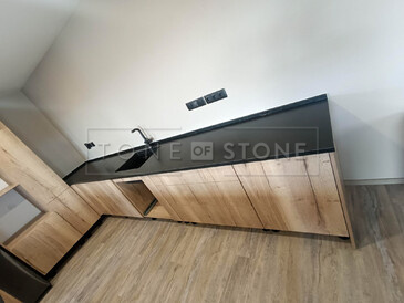 Černá kuchyňská pracovní deska Mist Black. Zakázkové kamenictví TONE OF STONE Černá kuchyňská pracovní deska Mist Black. Zakázkové kamenictví TONE OF STONE