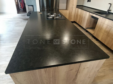 Praktická kuchyně z přírodní žuly Mist Black. Zakázkové kamenictví TONE OF STONE Praktická kuchyně z přírodní žuly Mist Black. Zakázkové kamenictví TONE OF STONE