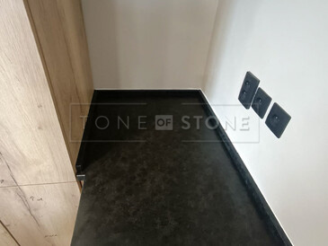 Kamenná kuchyňská deska ze žuly Mist Black. Zakázkové kamenictví TONE OF STONE Kamenná kuchyňská deska ze žuly Mist Black. Zakázkové kamenictví TONE OF STONE