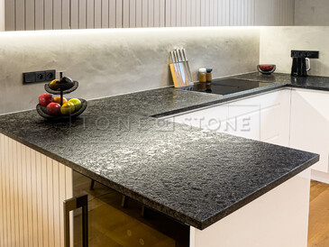 Kuchyňská pracovní deska ze žuly STEEL GREY v kartáčovaném povrchu. Zakázková výroba kamenictví TONE OF STONE. Kuchyňská pracovní deska ze žuly STEEL GREY v kartáčovaném povrchu. Zakázková výroba kamenictví TONE OF STONE.