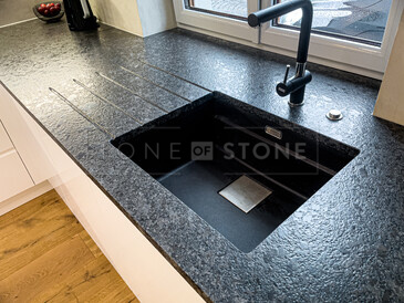 Kuchyňská pracovní deska ze žuly STEEL GREY v kartáčovaném povrchu, vyfrézované odkapové drážky a vsazený dřez. Zakázková výroba kamenictví TONE OF STONE. Kuchyňská pracovní deska ze žuly STEEL GREY v kartáčovaném povrchu, vyfrézované odkapové drážky a vsazený dřez. Zakázková výroba kamenictví TONE OF STONE.