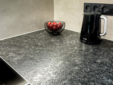 Detail kuchyňské pracovní desky ze žuly STEEL GREY v kartáčovaném povrchu. Zakázková výroba kamenictví TONE OF STONE. Detail kuchyňské pracovní desky ze žuly STEEL GREY v kartáčovaném povrchu. Zakázková výroba kamenictví TONE OF STONE.