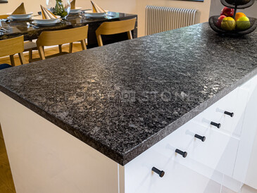 Detail kuchyňské pracovní desky ze žuly STEEL GREY v kartáčovaném povrchu. Zakázková výroba kamenictví TONE OF STONE. Detail kuchyňské pracovní desky ze žuly STEEL GREY v kartáčovaném povrchu. Zakázková výroba kamenictví TONE OF STONE.