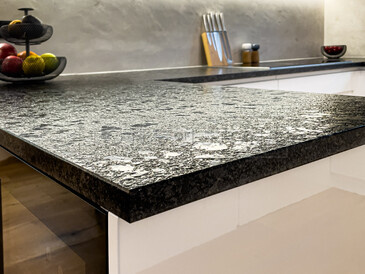 Detail kuchyňské pracovní desky ze žuly STEEL GREY v kartáčovaném povrchu. Zakázková výroba kamenictví TONE OF STONE. Detail kuchyňské pracovní desky ze žuly STEEL GREY v kartáčovaném povrchu. Zakázková výroba kamenictví TONE OF STONE.