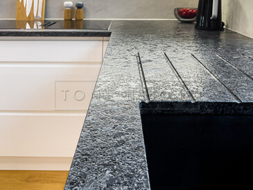 Kuchyňská pracovní deska ze žuly STEEL GREY v kartáčovaném povrchu, vyfrézované odkapové drážky a vsazený dřez. Zakázková výroba kamenictví TONE OF STONE. Kuchyňská pracovní deska ze žuly STEEL GREY v kartáčovaném povrchu, vyfrézované odkapové drážky a vsazený dřez. Zakázková výroba kamenictví TONE OF STONE.