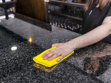 Jemný hadřík z mikrovlákna a saponátová voda pro běžný úklid kuchyňských desek Technistone. Jemný hadřík z mikrovlákna a saponátová voda pro běžný úklid kuchyňských desek Technistone.
