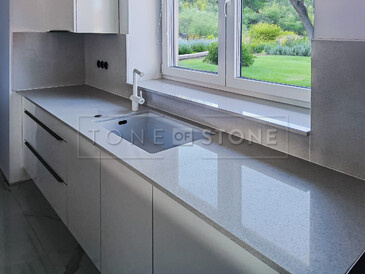 Moderní bílá kuchyň Technistone. Výroba na míru. Moderní bílá kuchyň Technistone. Výroba na míru.