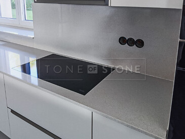 Zakázková výroba kuchyňské pracovní desky Technistone Starlight White. Zakázková výroba kuchyňské pracovní desky Technistone Starlight White.