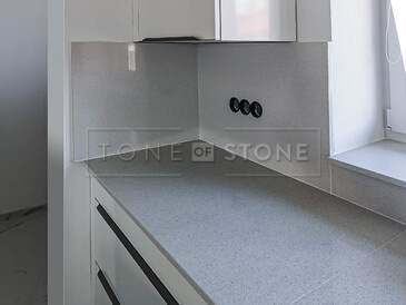 Moderní obklad kuchyně kamenem Technistone Starlight White. Moderní obklad kuchyně kamenem Technistone Starlight White.