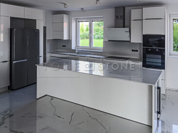 Elegantní kuchyň Technistone Starlight White. Elegantní kuchyň Technistone Starlight White.