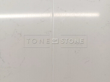 Detail na spoj kuchyňské desky z umělého kamene Technistone Noble Supreme White. Zakázková výroba TONE OF STONE. Detail na spoj kuchyňské desky z umělého kamene Technistone Noble Supreme White. Zakázková výroba TONE OF STONE.