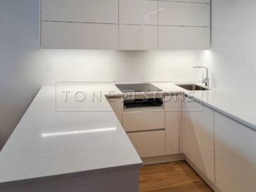 Minimalistická bílá kuchyňská deska z umělého kamene Technistone Noble Supreme White s leštěným povrchem je ideální volbou pro elegantní nadčasové kuchyně. Zakázková výroba TONE OF STONE Minimalistická bílá kuchyňská deska z umělého kamene Technistone Noble Supreme White s leštěným povrchem je ideální volbou pro elegantní nadčasové kuchyně. Zakázková výroba TONE OF STONE