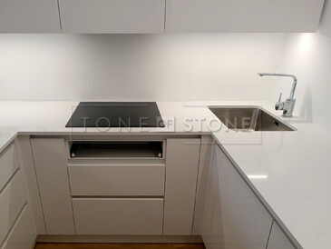 Pro moderní bílou kuchyni jsme se zákazníkem zvolili jako kuchyňskou desku umělý kámen Technistone Noble Supreme White. Zakázková výroba TONE OF STONE Pro moderní bílou kuchyni jsme se zákazníkem zvolili jako kuchyňskou desku umělý kámen Technistone Noble Supreme White. Zakázková výroba TONE OF STONE