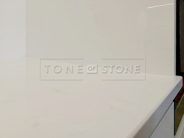 Opracování hran Kamenné desky do kuchyně z umělého kamene Technistone Noble Supreme White. Zakázková výroba TONE OF STONE. Opracování hran Kamenné desky do kuchyně z umělého kamene Technistone Noble Supreme White. Zakázková výroba TONE OF STONE.