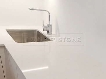 Umělý kámen Technistone Noble Supreme White je skvělou volbou pro bílý, čistý a minimalistický design. Zakázková výroba TONE OF STONE. Umělý kámen Technistone Noble Supreme White je skvělou volbou pro bílý, čistý a minimalistický design. Zakázková výroba TONE OF STONE.