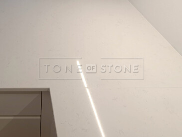 Rohový spoj kamenné kuchyňské desky z umělého kamene Technistone Noble Supreme White. Zakázková výroba TONE OF STONE. Rohový spoj kamenné kuchyňské desky z umělého kamene Technistone Noble Supreme White. Zakázková výroba TONE OF STONE.