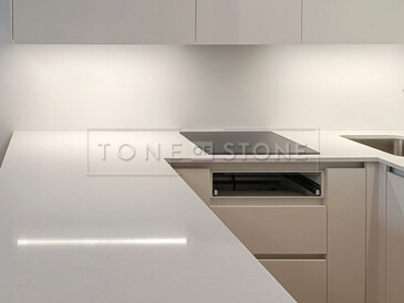 Bílá pracovní deska do kuchyně z umělého kamene Technistone Noble Supreme White v lesklém provedení. Zakázková výroba TONE OF STONE. Bílá pracovní deska do kuchyně z umělého kamene Technistone Noble Supreme White v lesklém provedení. Zakázková výroba TONE OF STONE.