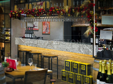 Kamenný bar z exkluzivního přírodního mramoru Fior di Pesco. Zakázkové kamenictví TONE OF STONE. Kamenný bar z exkluzivního přírodního mramoru Fior di Pesco. Zakázkové kamenictví TONE OF STONE.