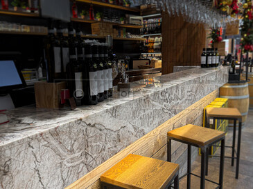 Mramorový bar v centru Prahy. Přírodní kámen Fior di Pesco. Zakázkové kamenictví TONE OF STONE. Mramorový bar v centru Prahy. Přírodní kámen Fior di Pesco. Zakázkové kamenictví TONE OF STONE.