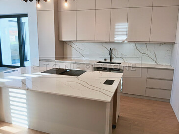 Kamenný kuchyňský ostrůvek z umělého kamene Crystal calacatta Silva - zapuštěná varná deska, kamenná kuchyňská pracovní deska a zádový obklad z umělého kamene Crystal Calacatta Silva značky Technistone Kamenný kuchyňský ostrůvek z umělého kamene Crystal calacatta Silva - zapuštěná varná deska, kamenná kuchyňská pracovní deska a zádový obklad z umělého kamene Crystal Calacatta Silva značky Technistone