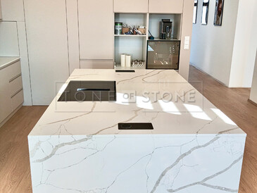 Kamenný kuchyňský ostrůvek z umělého kamene Technistone Crystal Calacatta Silva Kamenný kuchyňský ostrůvek z umělého kamene Technistone Crystal Calacatta Silva