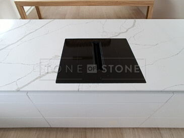 Varná deska zapuštěná do roviny s integrovaným odsavačem jako součást pracovní desky z materiálu Crystal Calacatta Silva. Zakázková výroba TONE OF STONE. Varná deska zapuštěná do roviny s integrovaným odsavačem jako součást pracovní desky z materiálu Crystal Calacatta Silva. Zakázková výroba TONE OF STONE.