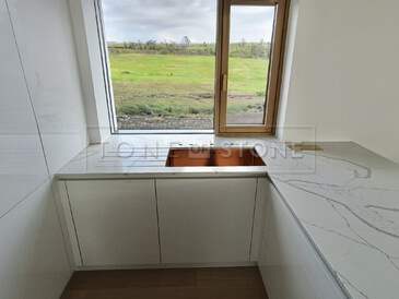 Bílá lesklá kuchyně s pracovní deskou z umělého kamene Techistone Crystal Calacatta Silva včetně dřezu se spodní montáží a vyfrézovaných odkapových drážek. Zakázková výroba TONE OF STONE. Bílá lesklá kuchyně s pracovní deskou z umělého kamene Techistone Crystal Calacatta Silva včetně dřezu se spodní montáží a vyfrézovaných odkapových drážek. Zakázková výroba TONE OF STONE.