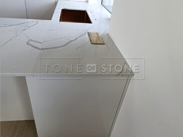 Technistone Crystal Calacatta Silva je pro svou mramorovou kresbu jedním z nejoblíbenějších materiálů pro kuchyňské desky z umělého kamene. Zakázková výroba TONE OF STONE. Technistone Crystal Calacatta Silva je pro svou mramorovou kresbu jedním z nejoblíbenějších materiálů pro kuchyňské desky z umělého kamene. Zakázková výroba TONE OF STONE.