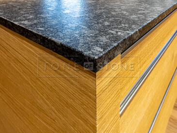 Opracování hran žulové kamenné kuchyňské desky Steel grey. Zakázková výroba TONE OF STONE. Opracování hran žulové kamenné kuchyňské desky Steel grey. Zakázková výroba TONE OF STONE.